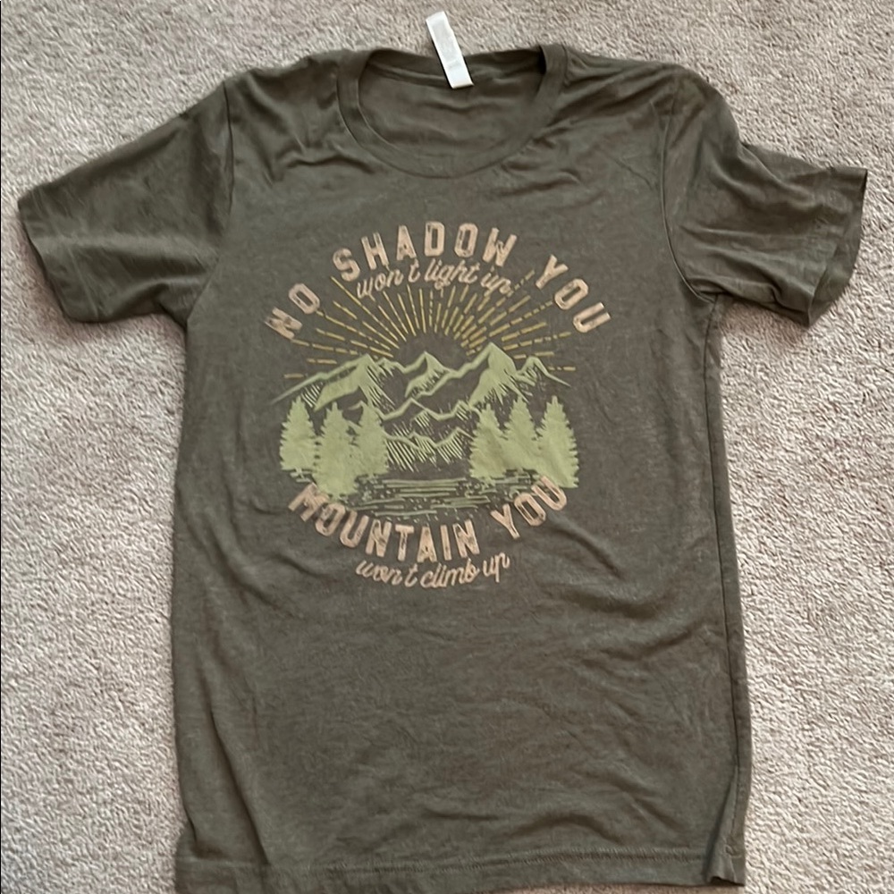 Love in Faith Green Heather Short Sleeve Tee with Mountain Design- Small, EUC